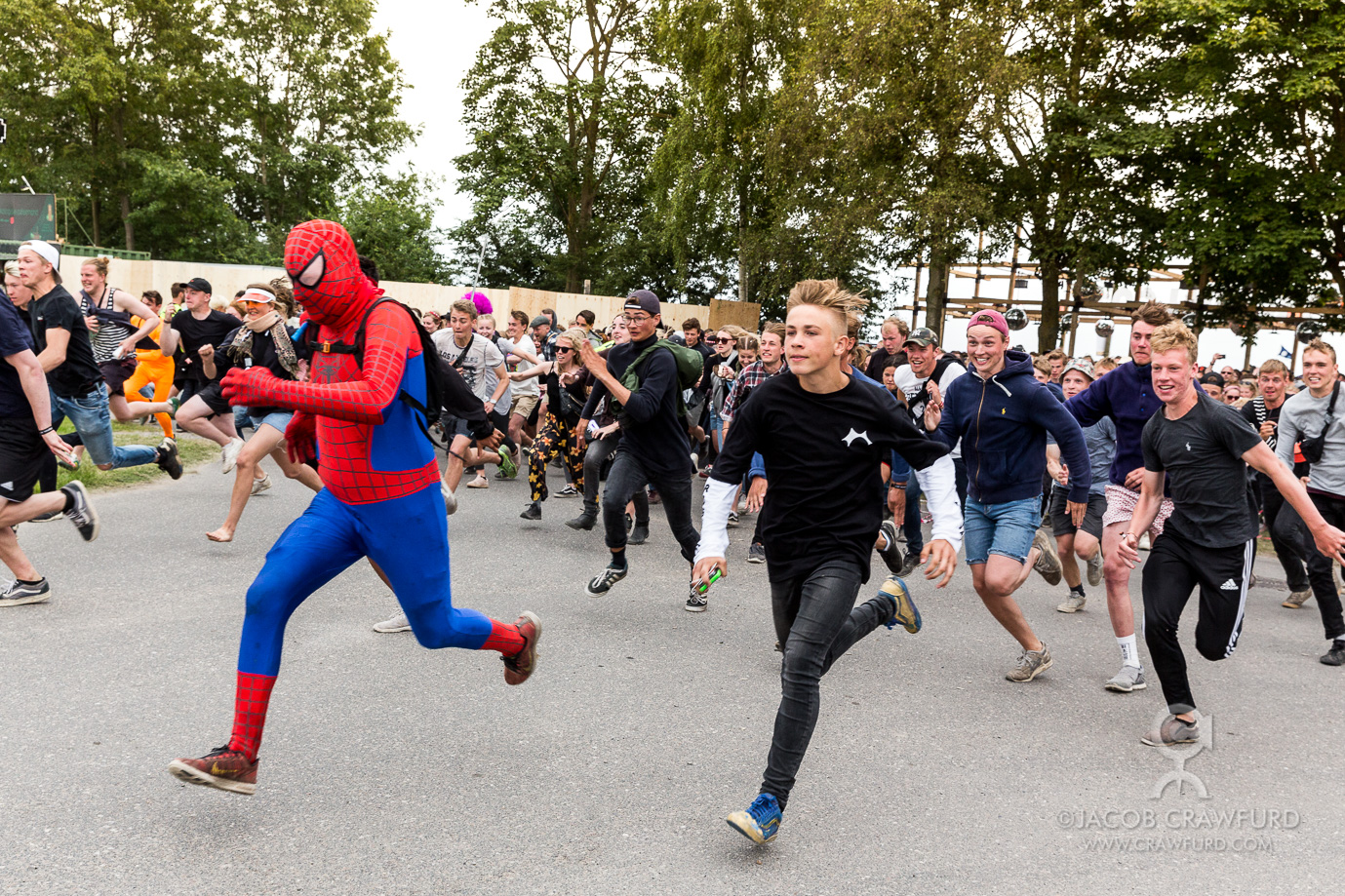 Running to be first at the Orange stage © Photo: Jacob Crawfurd